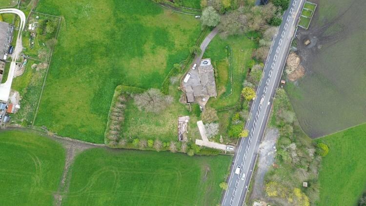 Detached House in Huddersfield image 4