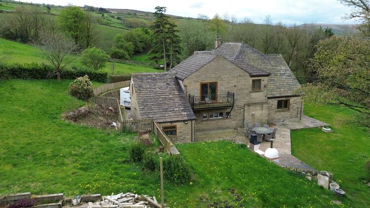 Detached House in Huddersfield image 3
