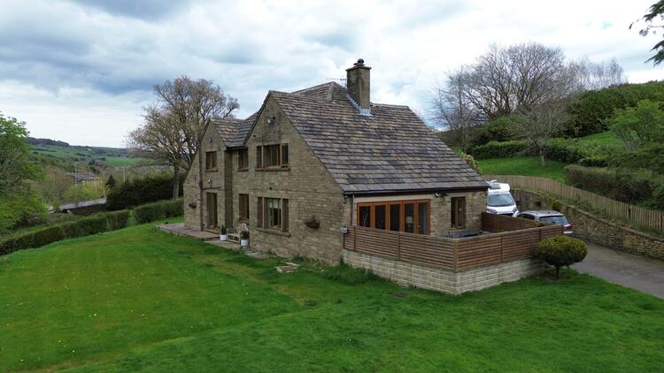 Detached House in Huddersfield image 5