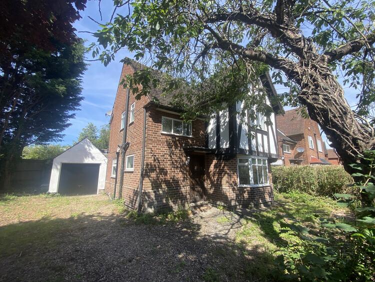 Detached House in Nottingham image 2