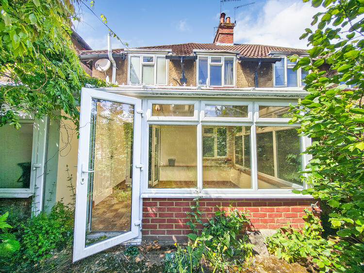 Semi-detached House in Dorking image 4