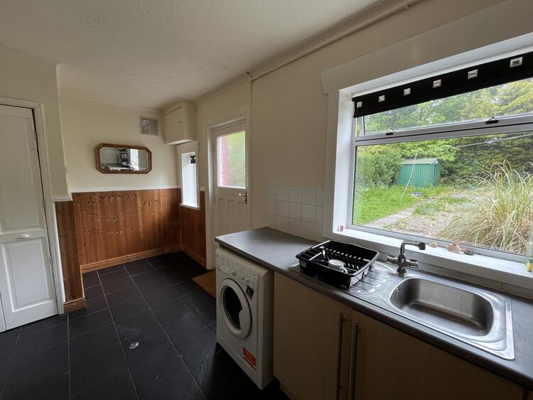 Semi-detached House in Leeds image 5