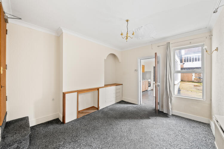 Terraced House in Uxbridge image 4