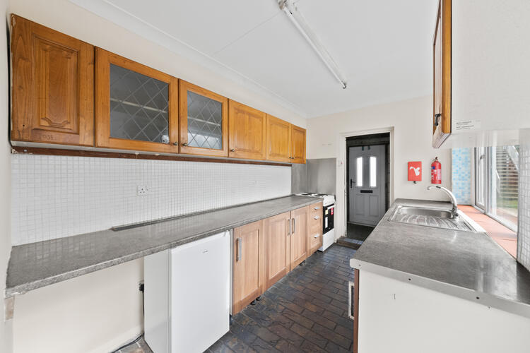 Terraced House in Uxbridge image 2