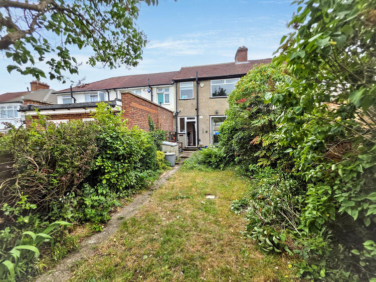 Terraced House in Edgware image 2