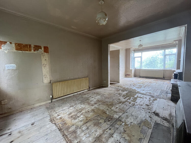 Semi-detached House in Leeds image 2