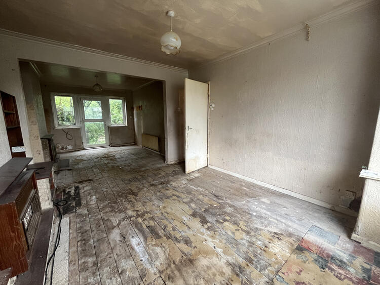 Semi-detached House in Leeds image 3
