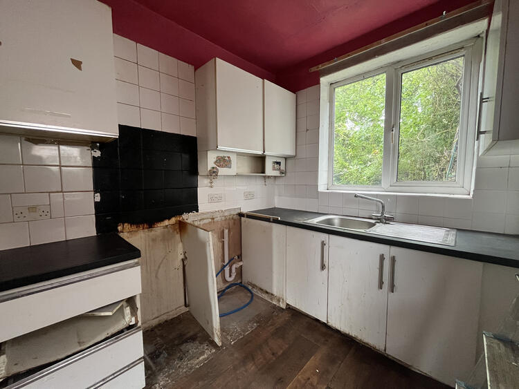 Semi-detached House in Leeds image 4