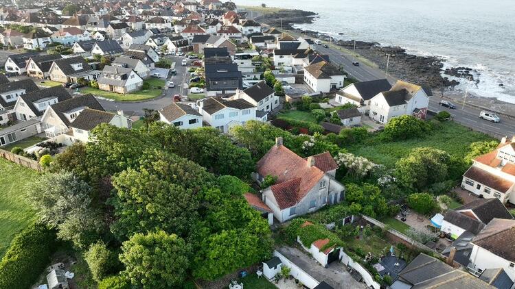 Brampton House, 32 West Drive, Porthcawl, Mid Glamorgan CF36 3HS