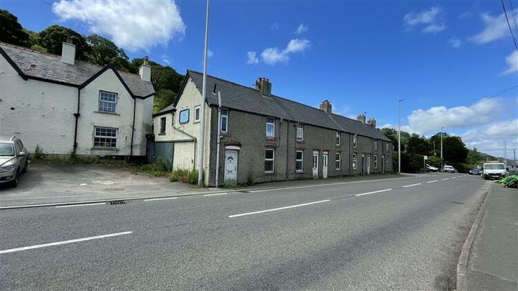 Terraced House in Corwen image 2