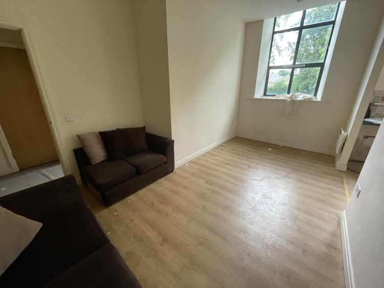 Flat in Keighley image 2