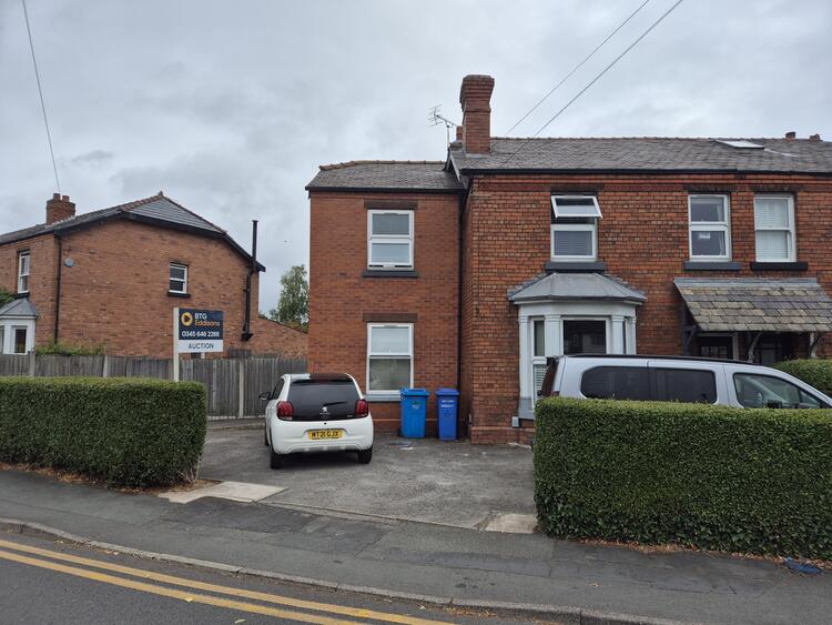 Semi-detached House in Liverpool image 3