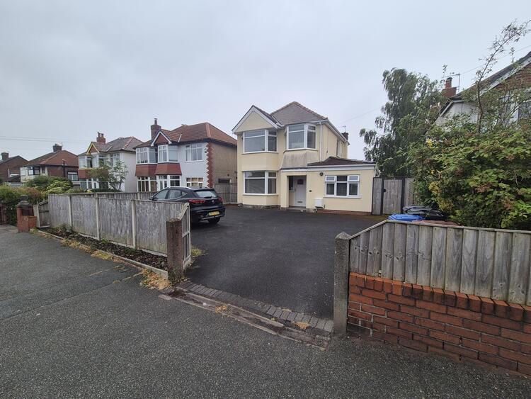 Detached House in Liverpool image 3