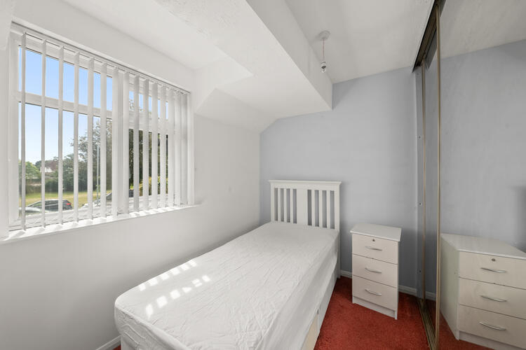 5 Regents Close , Hayes, Middlesex, Greater London UB4 8JY