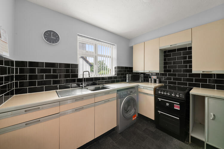 5 Regents Close , Hayes, Middlesex, Greater London UB4 8JY