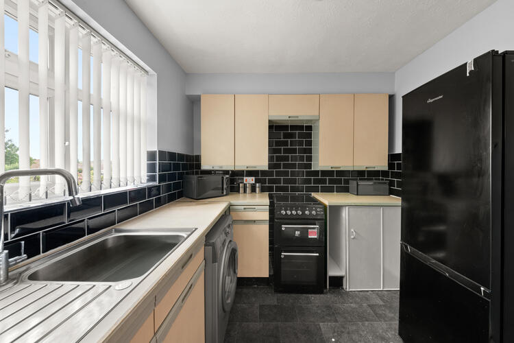 5 Regents Close , Hayes, Middlesex, Greater London UB4 8JY
