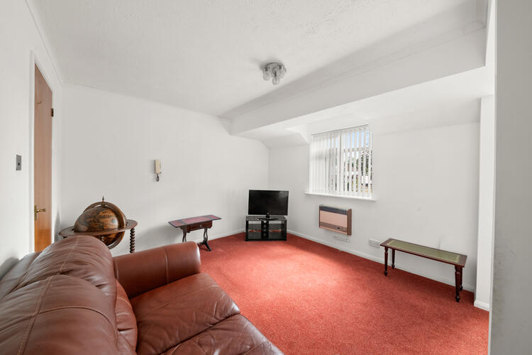 5 Regents Close , Hayes, Middlesex, Greater London UB4 8JY