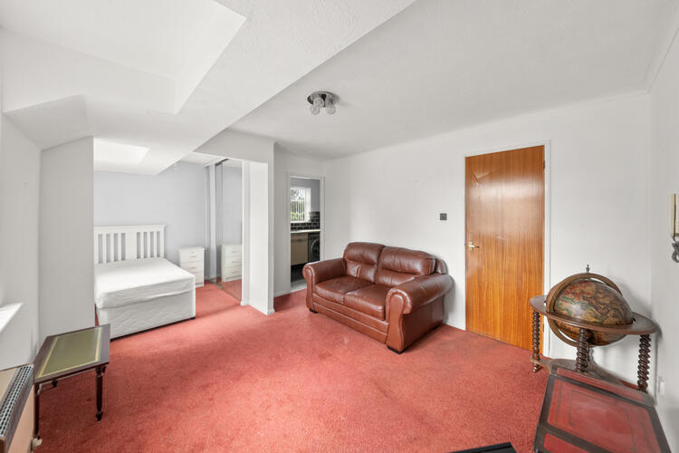 5 Regents Close , Hayes, Middlesex, Greater London UB4 8JY