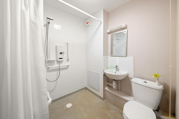 5 Regents Close , Hayes, Middlesex, Greater London UB4 8JY