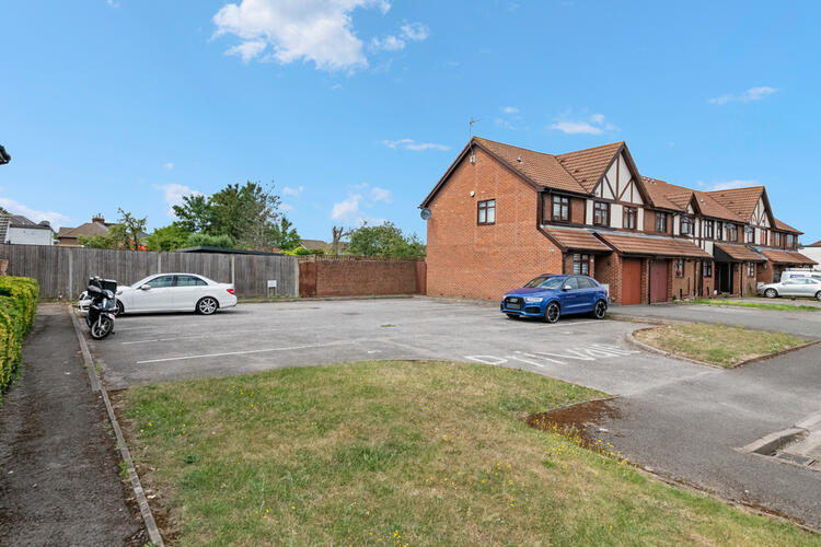5 Regents Close , Hayes, Middlesex, Greater London UB4 8JY