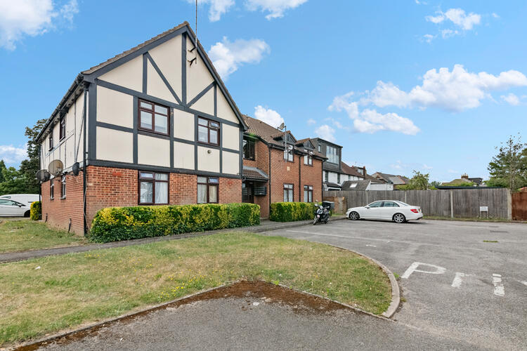 5 Regents Close , Hayes, Middlesex, Greater London UB4 8JY