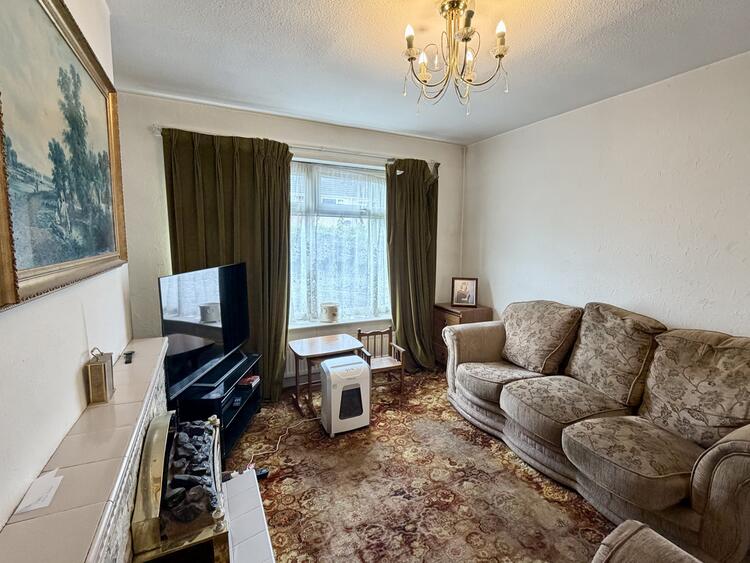 Semi-detached House in Sheffield image 4