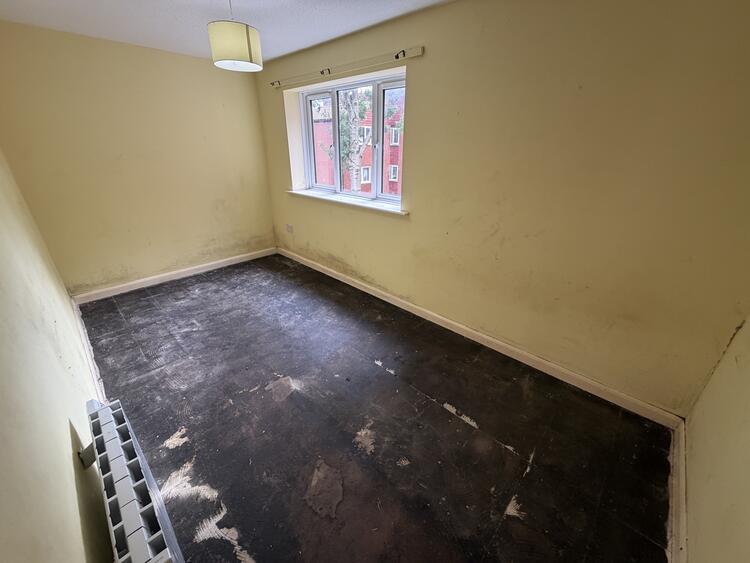 Flat in Derby image 5
