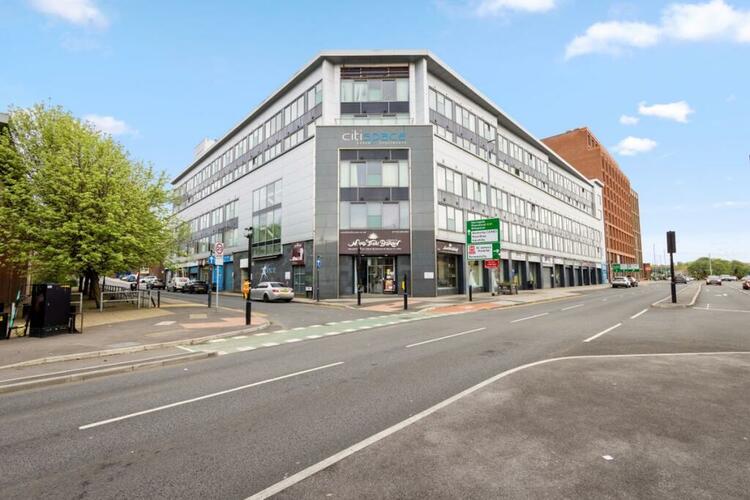 Apartment in Leeds image 2