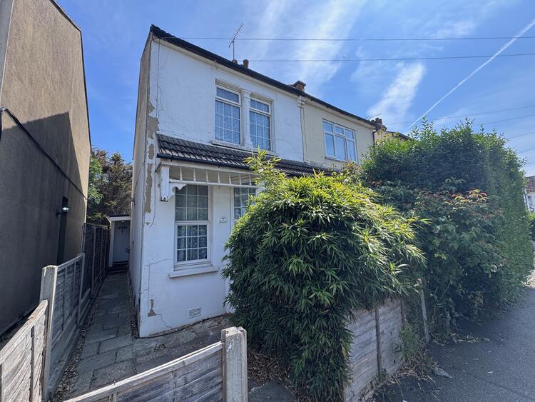 Semi-detached House in Southend-On-Sea