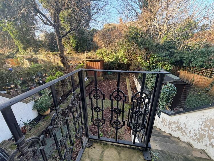 27 St. Thomas Road, London N4 2QH